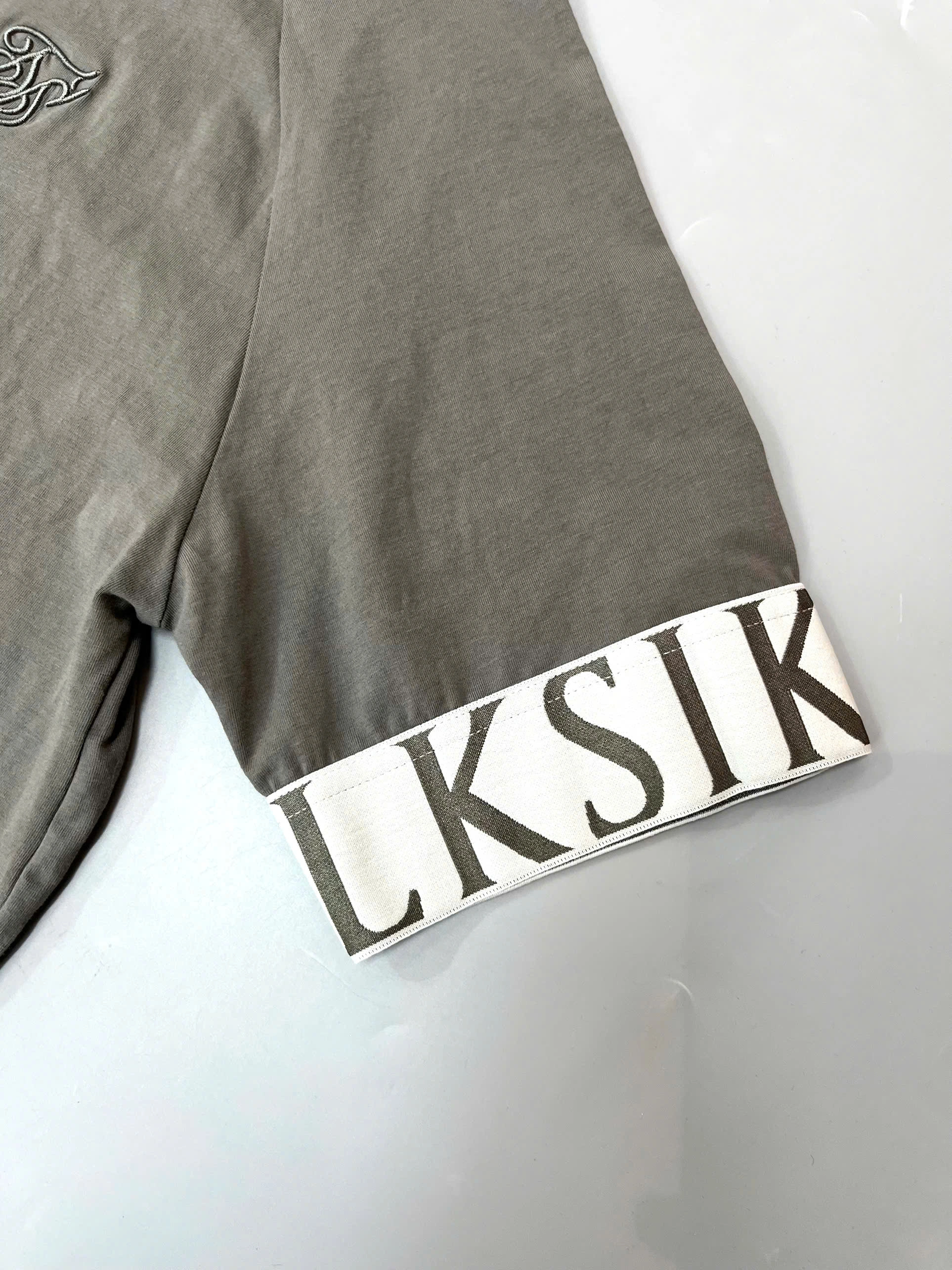 ÁO THUN THỂ THAO GHI XÁM VIỀN TAY CHỮ SIKSILK - CHÍNH HÃNG