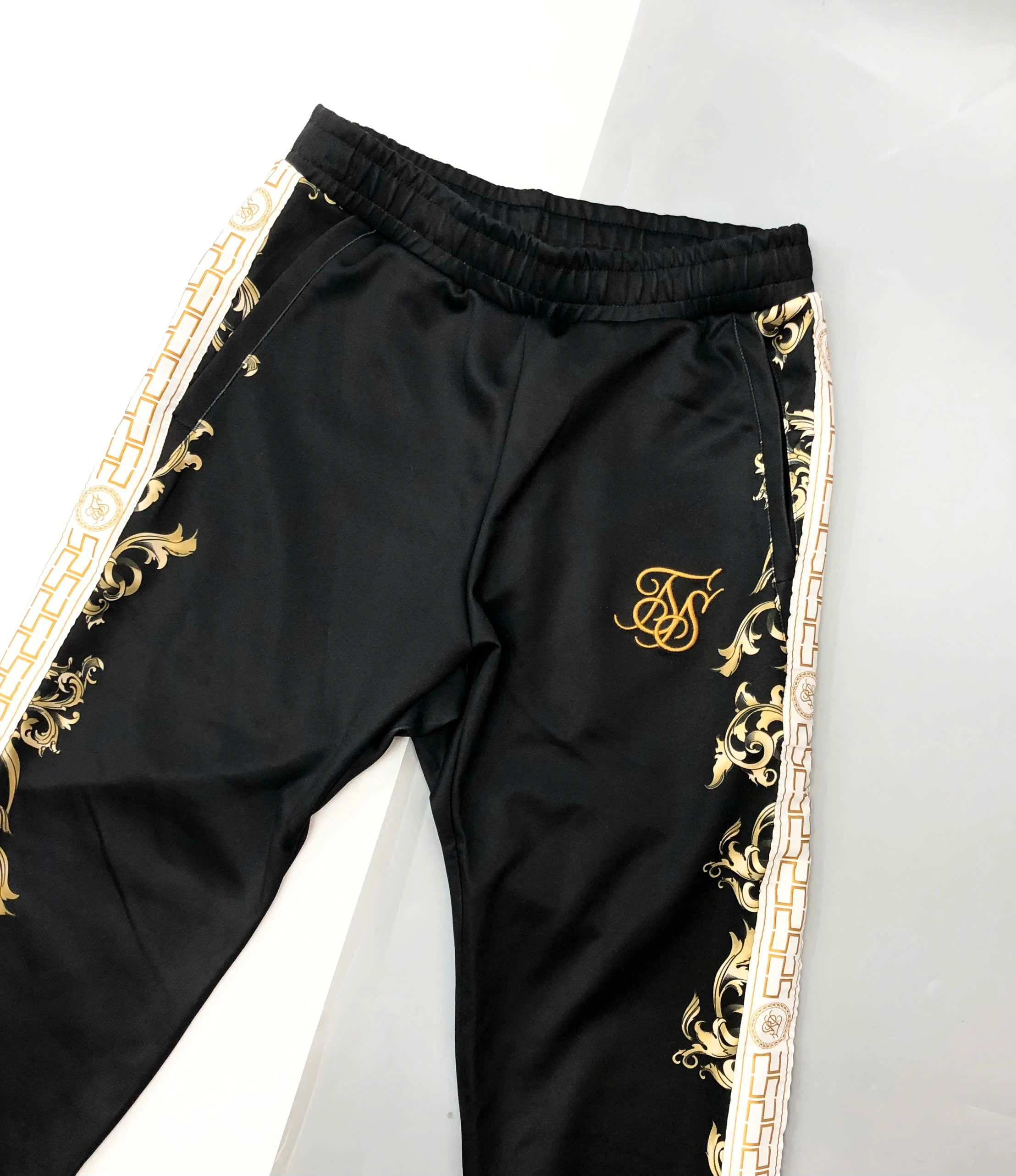 QUẦN JOGGER VIỀN SIKSILK HOẠ TIẾT VÀNG TRẮNG - CHÍNH HÃNG