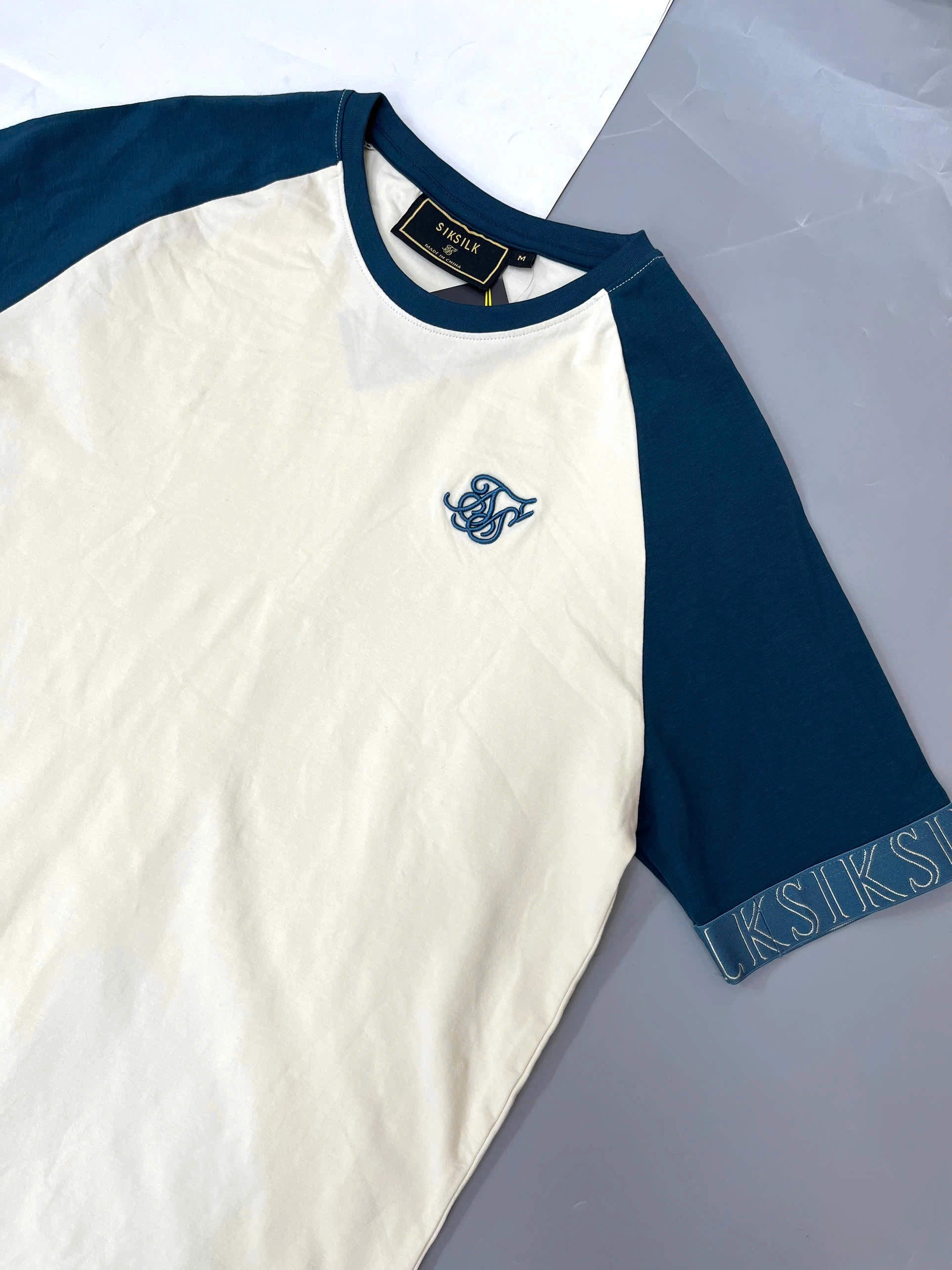 ÁO THUN SIKSILK VIỀN TAY PHỐI CHỮ NỔI - CHÍNH HÃNG