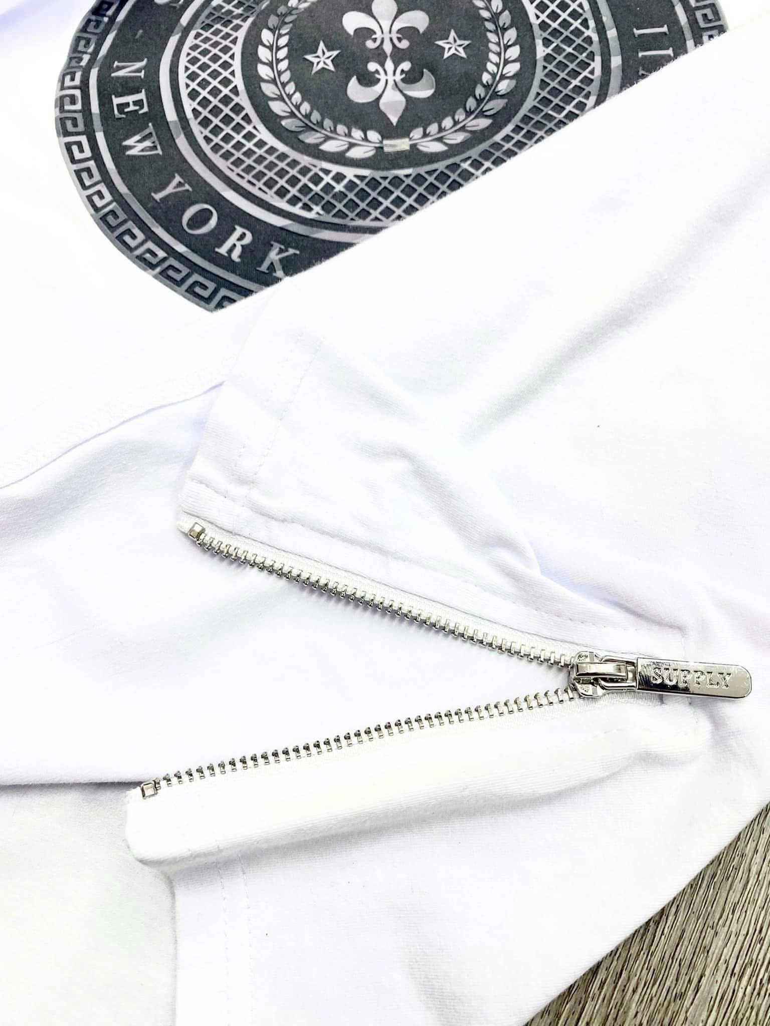 ÁO THUN DEMAND HOẠ TIẾT SEAL – TRẮNG SỌC VAI ĐEN - CHÍNH HÃNG