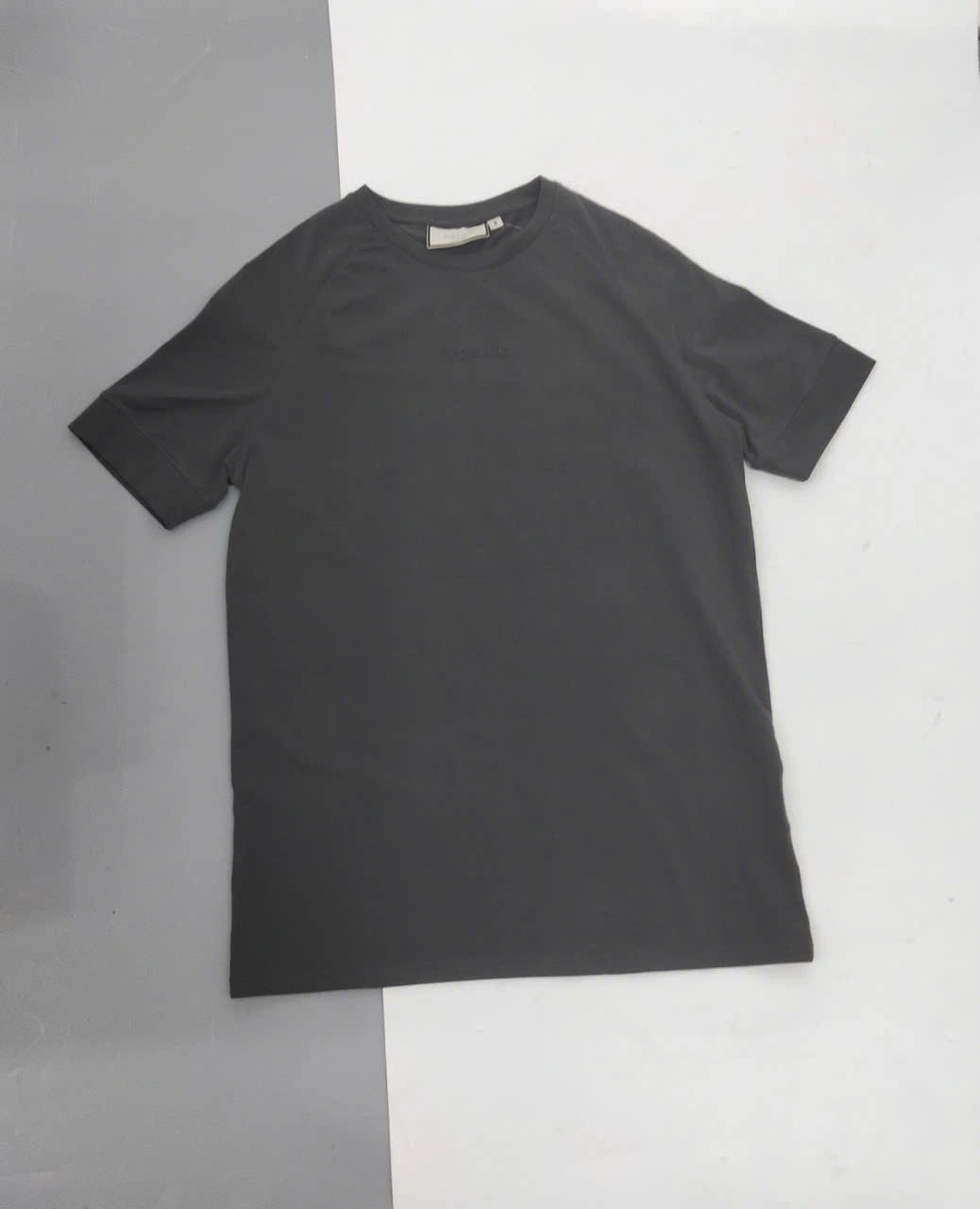 ÁO THUN SIKSILK XÁM ĐẬM LOGO IN GIỮA NGỰC - CHÍNH HÃNG