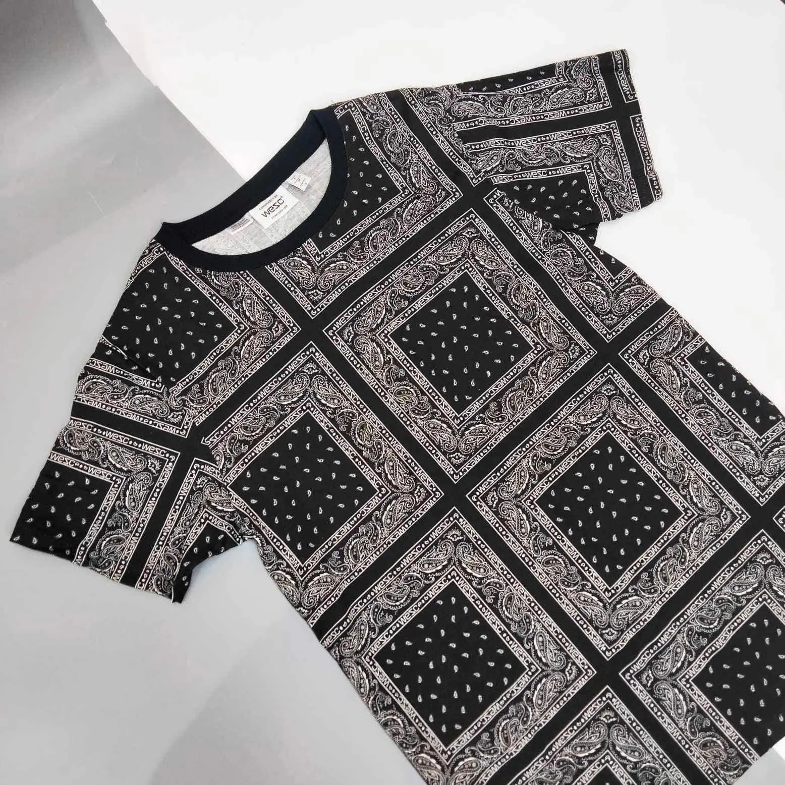 ÁO THUN WEZC Ô VUÔNG