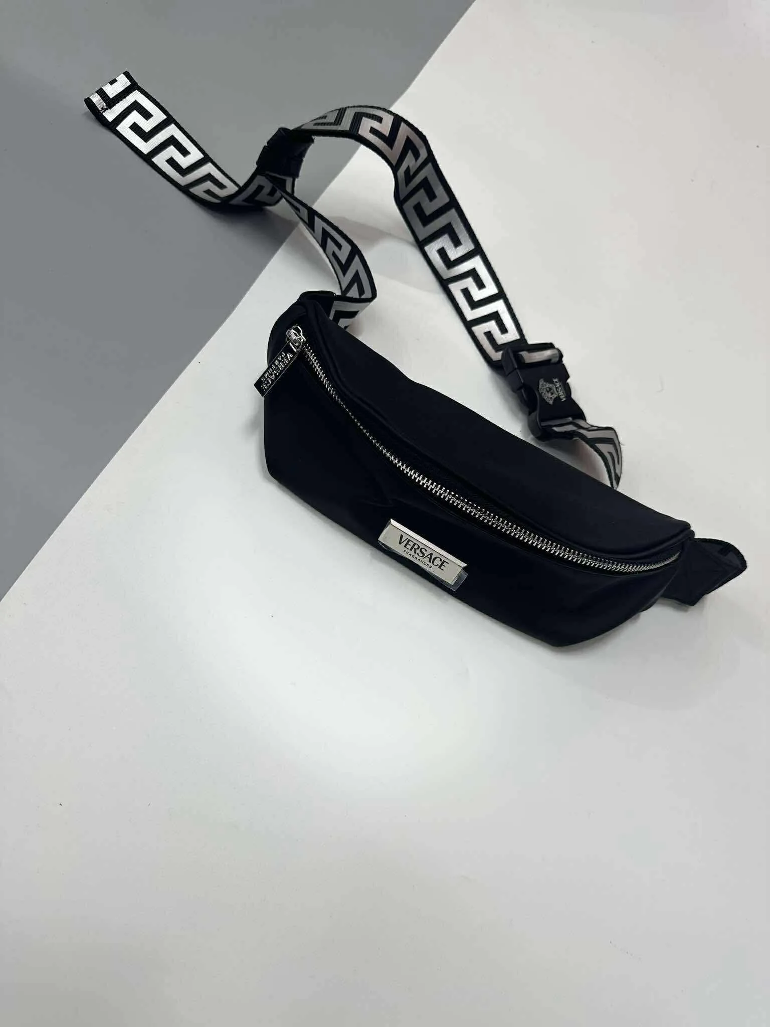 TÚI ĐEO CHÉO VERSACE UNISEX BẢN DÂY HOẠ TIẾT HY LẠP - CHÍNH HÃNG