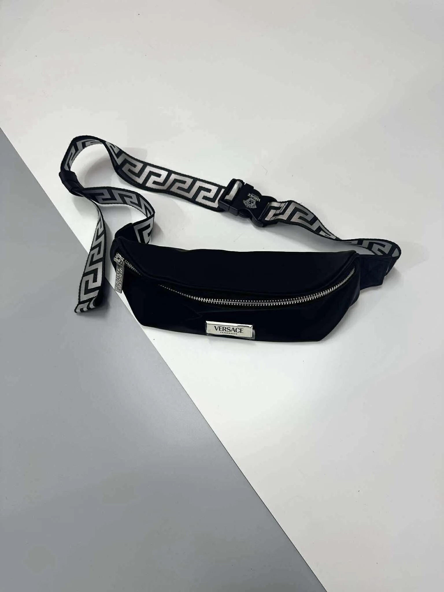 TÚI ĐEO CHÉO VERSACE UNISEX BẢN DÂY HOẠ TIẾT HY LẠP - CHÍNH HÃNG