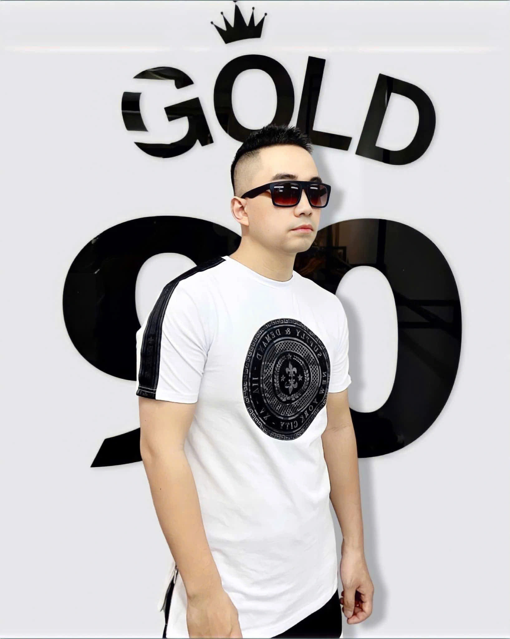 ÁO THUN DEMAND HOẠ TIẾT SEAL – TRẮNG SỌC VAI ĐEN - CHÍNH HÃNG