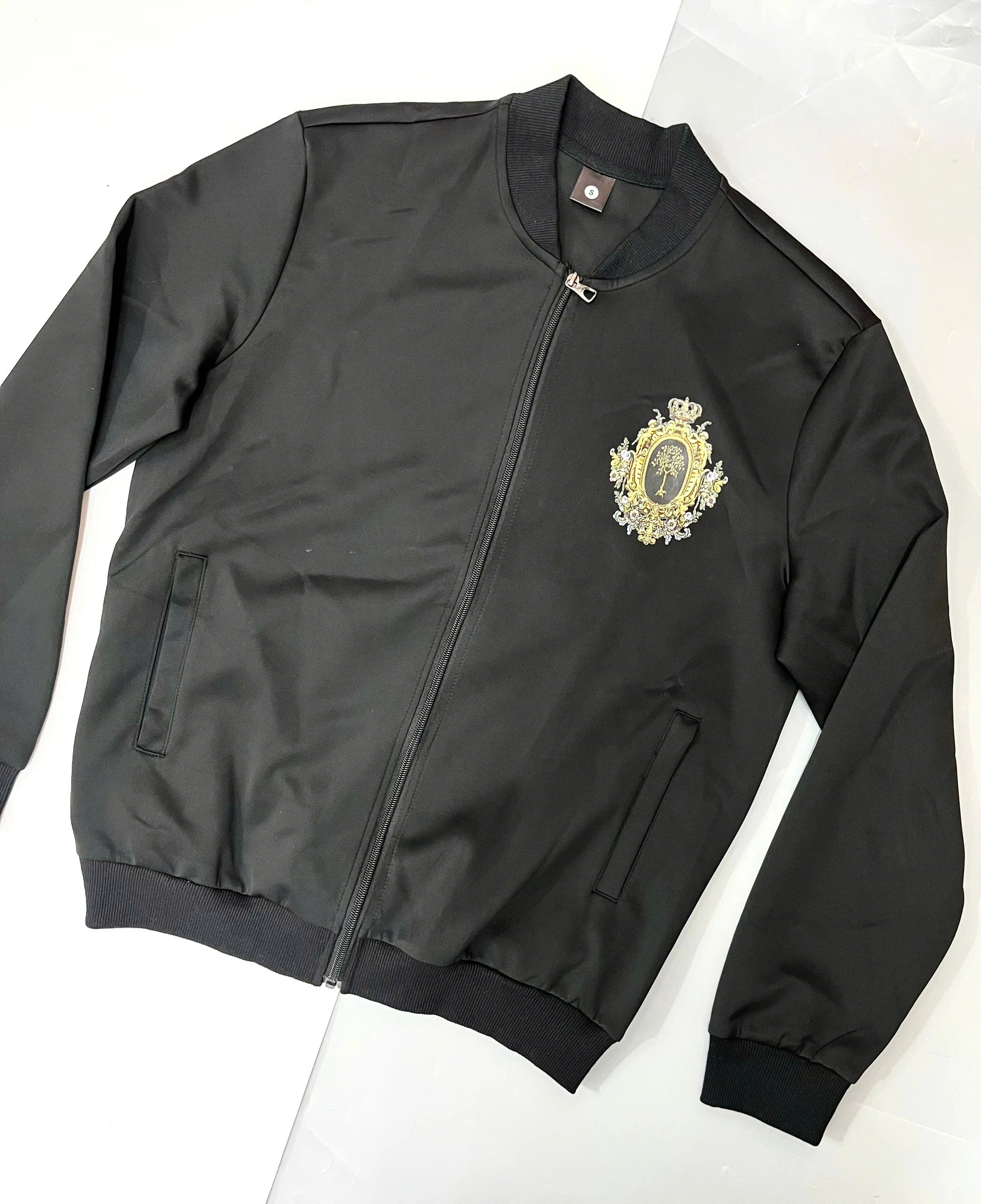 ÁO KHOÁC DÀI TAY ĐEN HÌNH IN ĐẰNG SAU