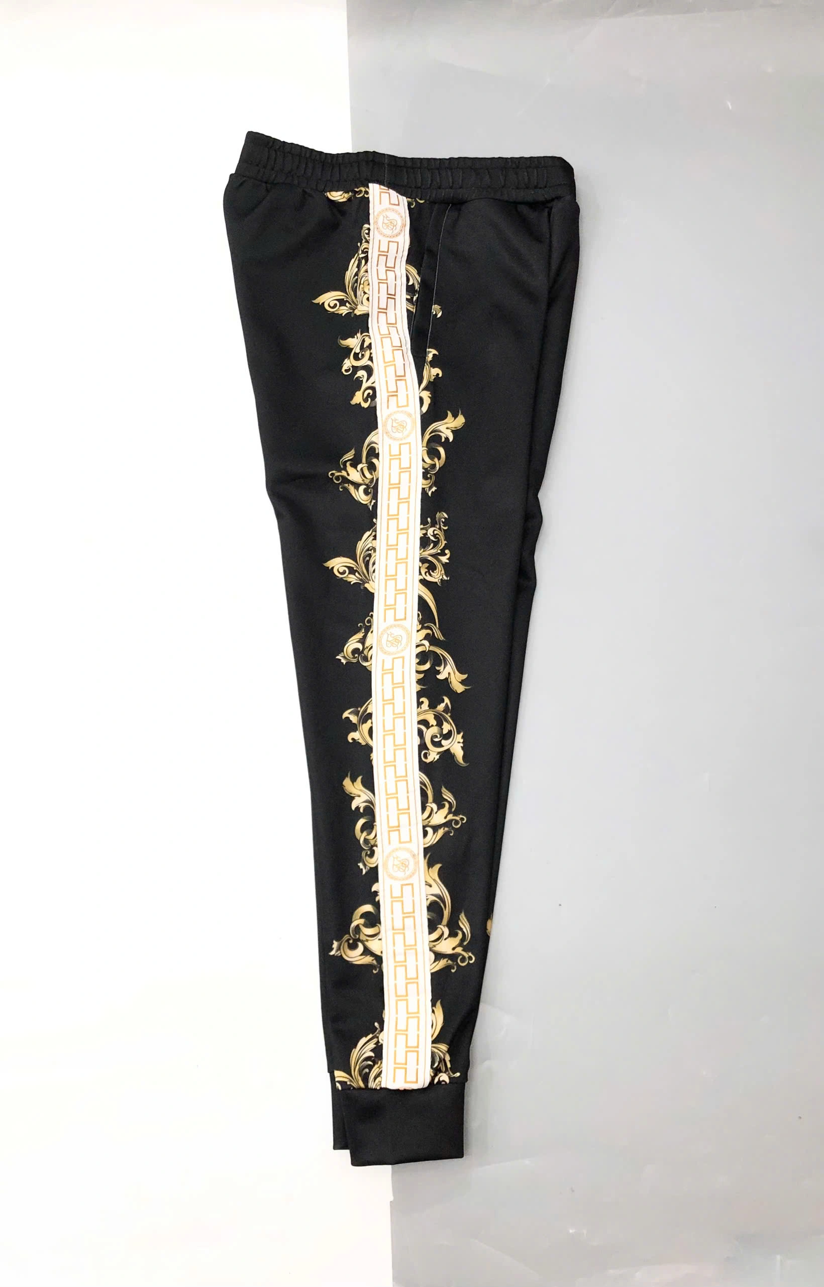 QUẦN JOGGER VIỀN SIKSILK HOẠ TIẾT VÀNG TRẮNG - CHÍNH HÃNG