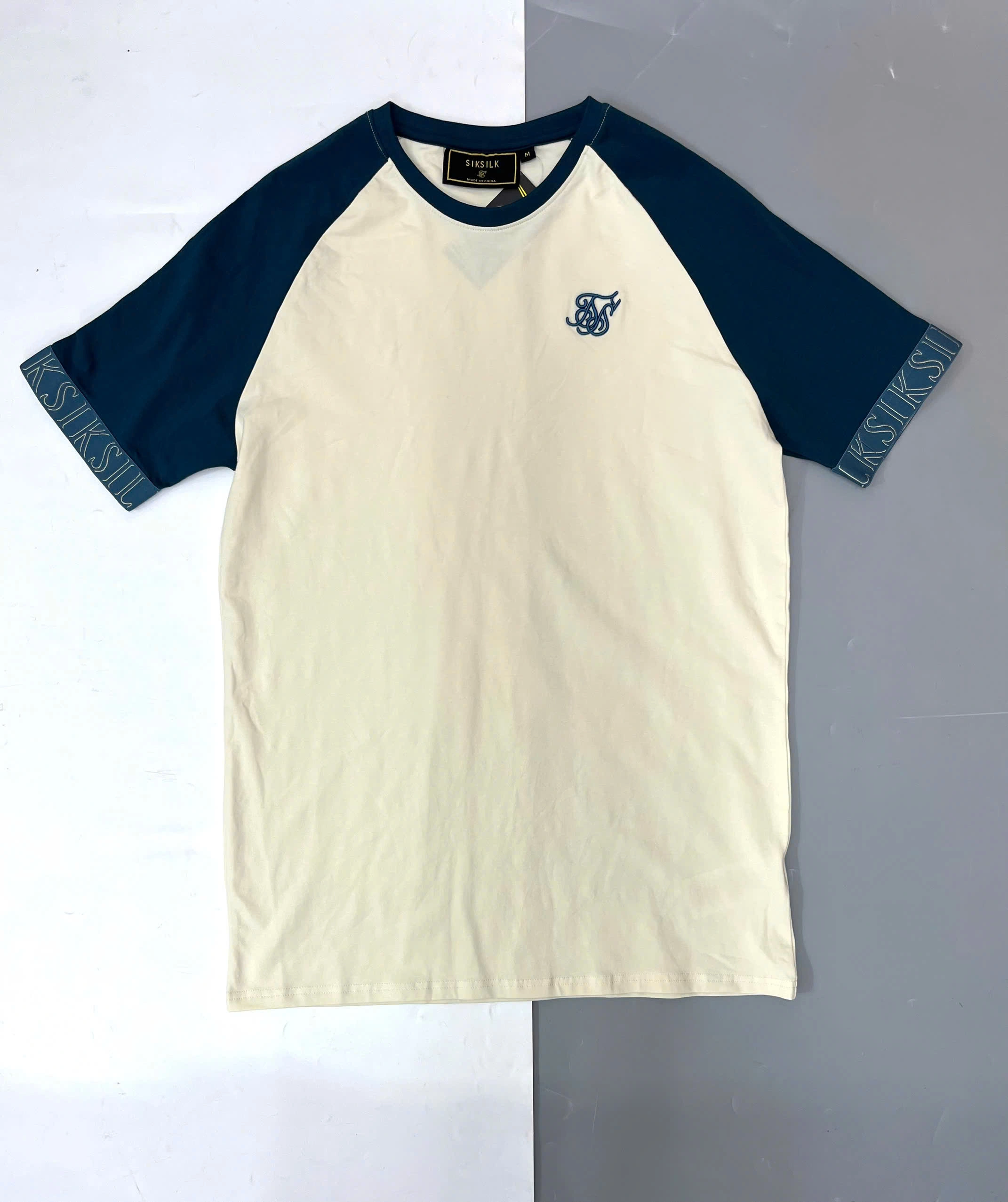 ÁO THUN SIKSILK VIỀN TAY PHỐI CHỮ NỔI - CHÍNH HÃNG