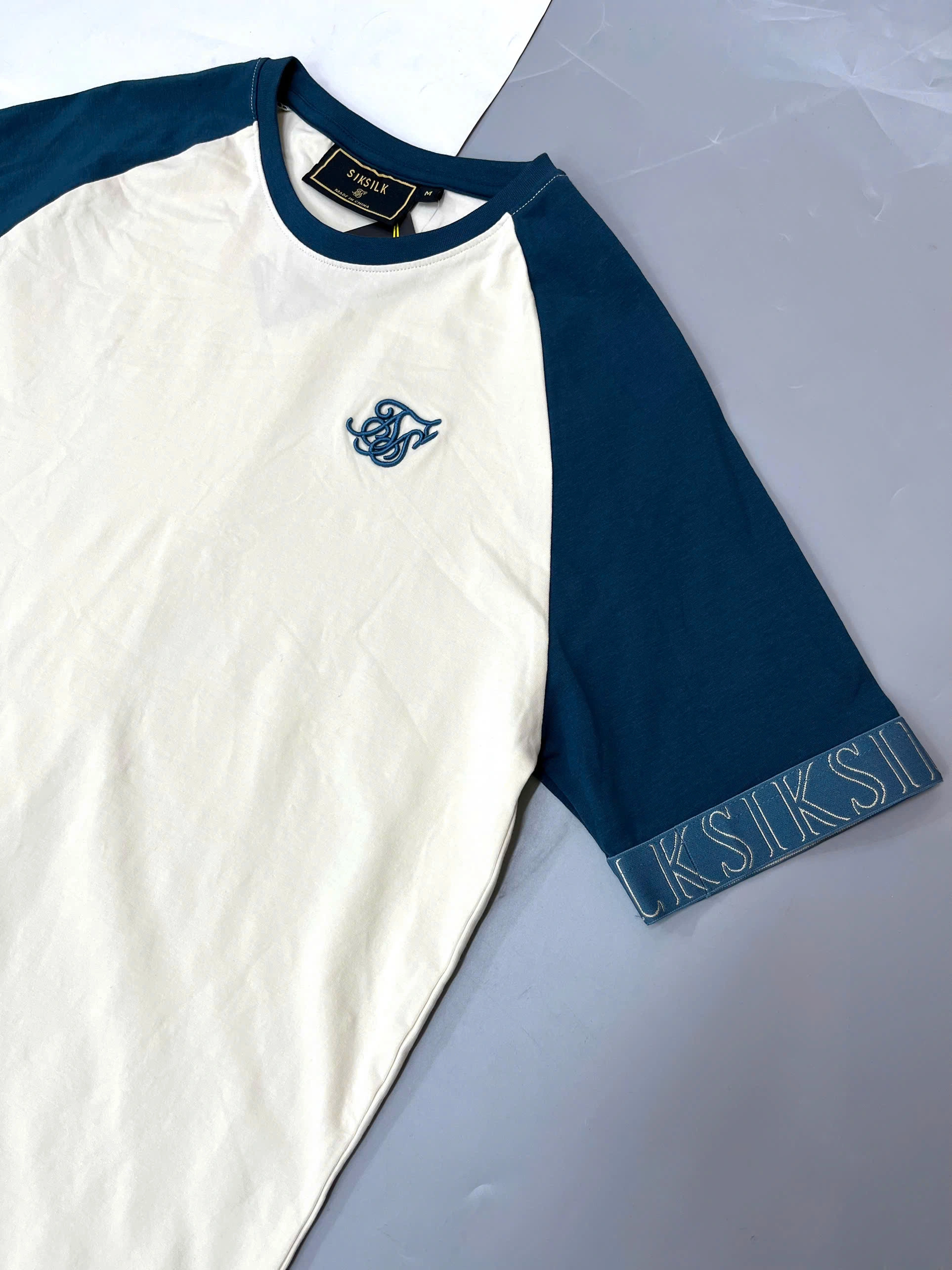 ÁO THUN SIKSILK VIỀN TAY PHỐI CHỮ NỔI - CHÍNH HÃNG