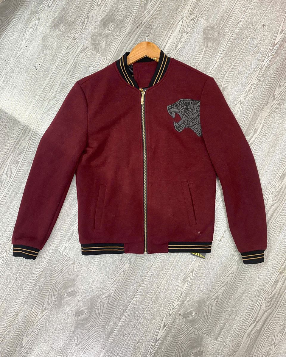 ÁO KHOÁC BOMBER ĐỎ MẬN HOẠ TIẾT HỔ BẠC