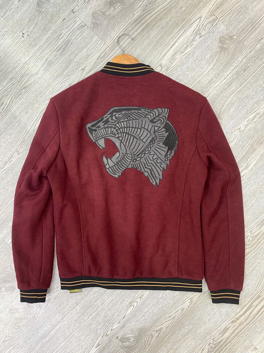 ÁO KHOÁC BOMBER ĐỎ MẬN HOẠ TIẾT HỔ BẠC